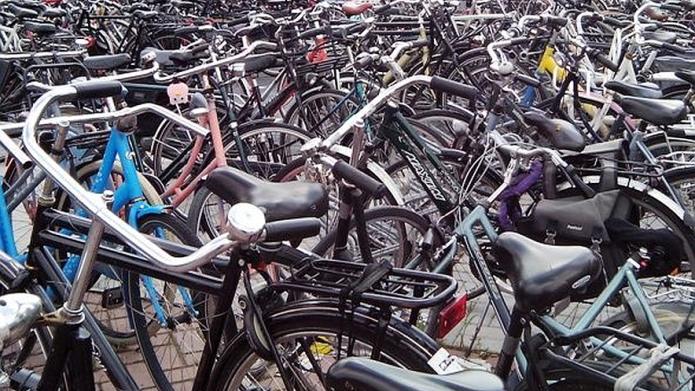 Afbeelding met talloze fietsen